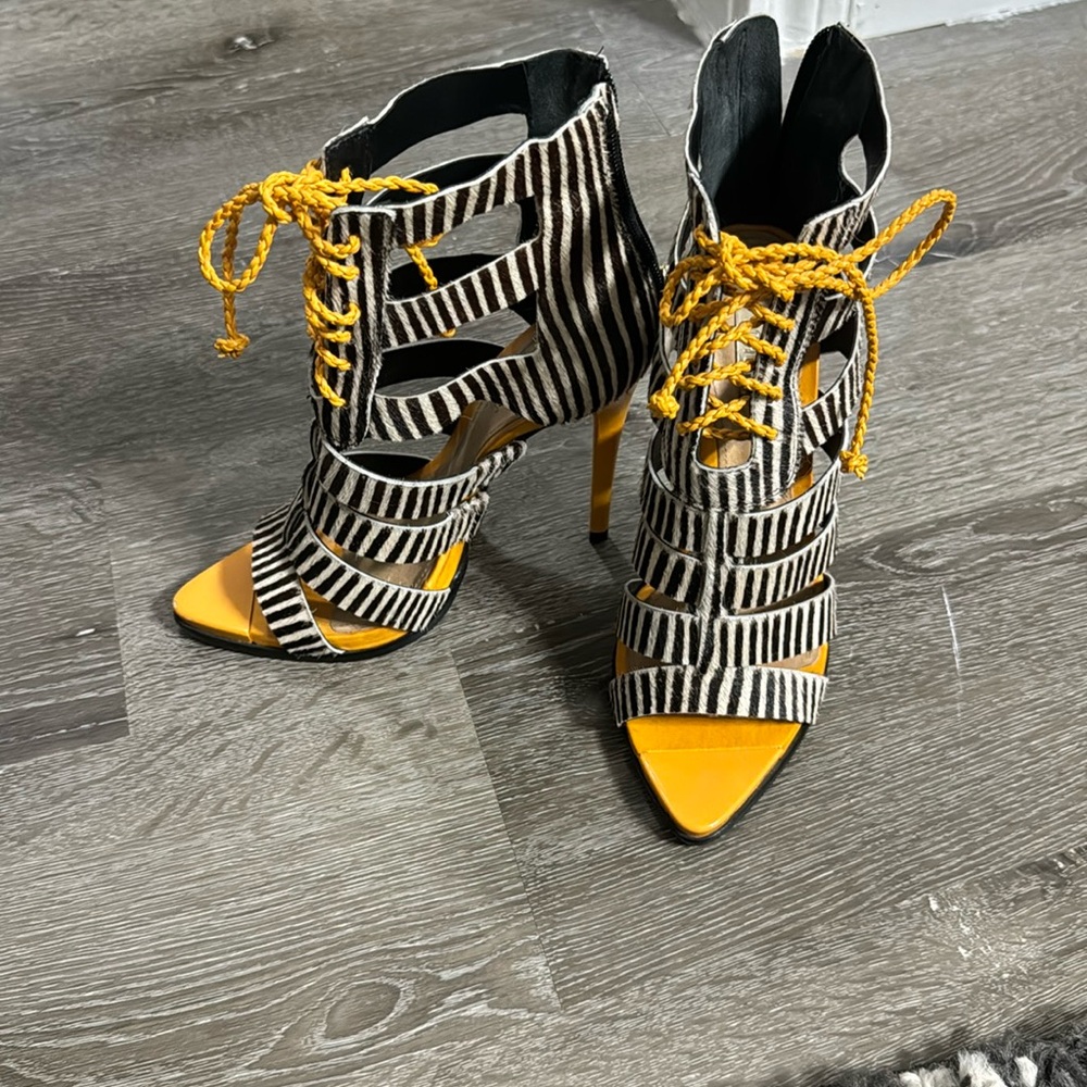 SCHUTZ Yellow and Black Sandals with Bold Stripes